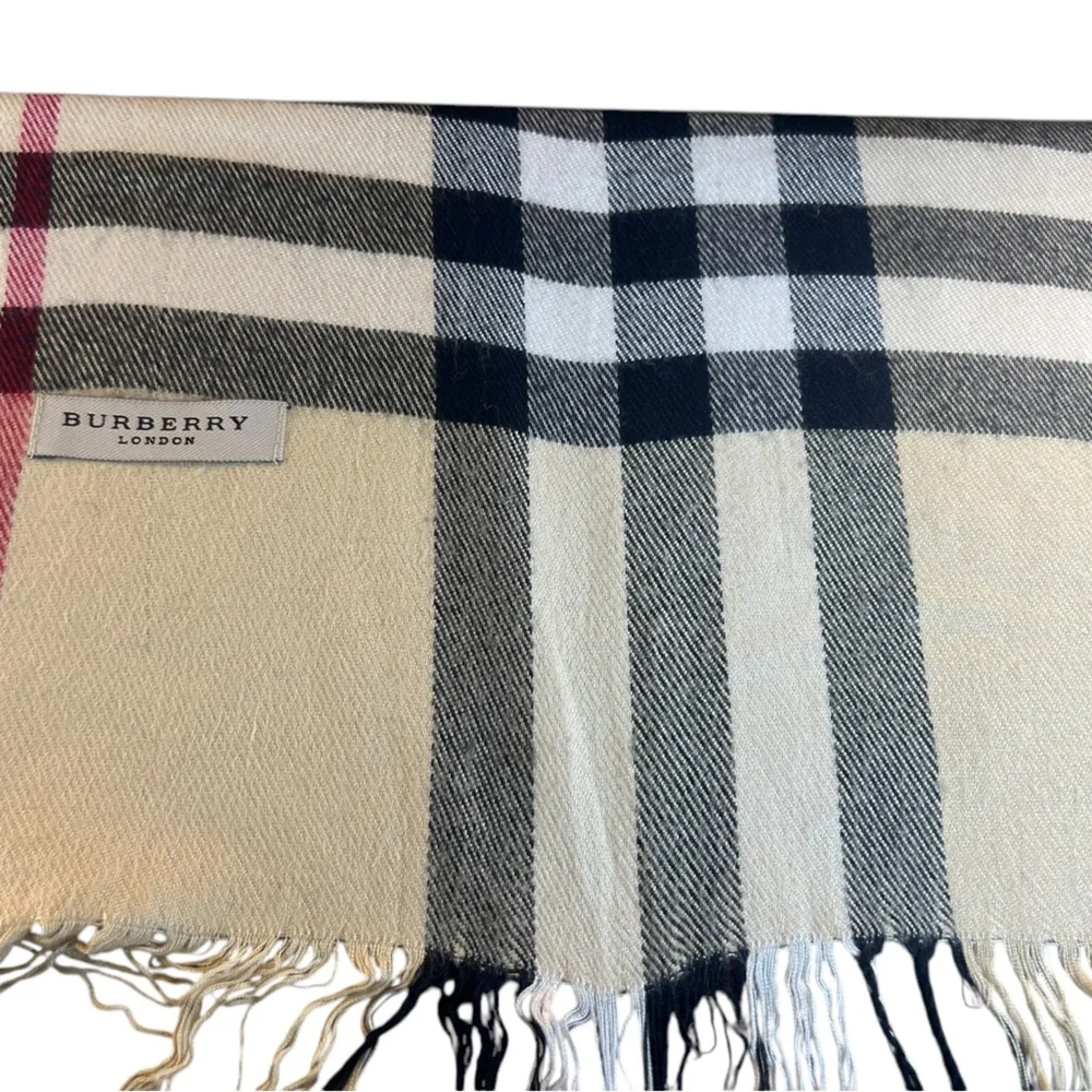 Burberry Soft Scarf in Excellent Condition - Picture 2 of 8